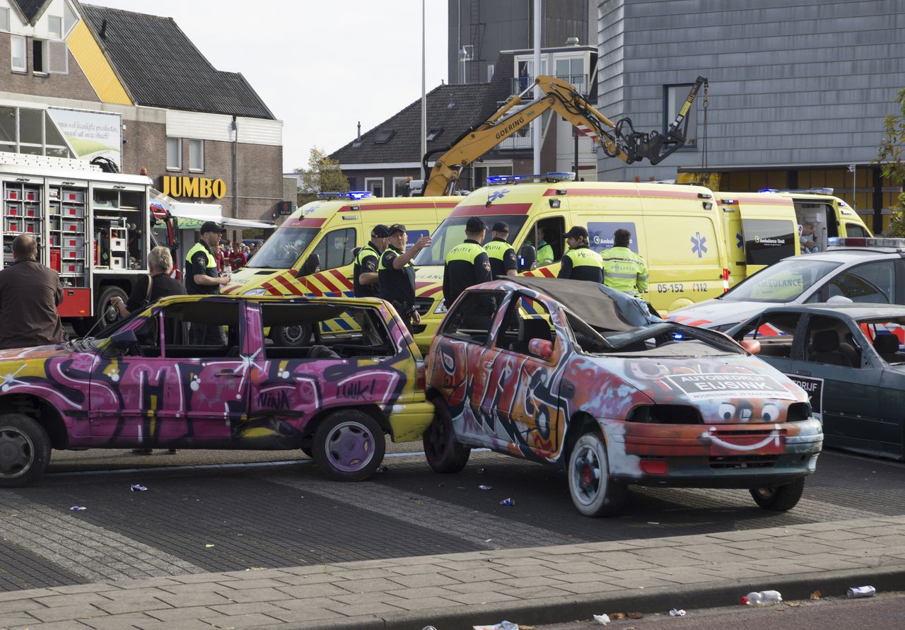 In het centrum van Haaksbergen reed gisteren een monstertruck in op het publiek tijdens een motorevenement.