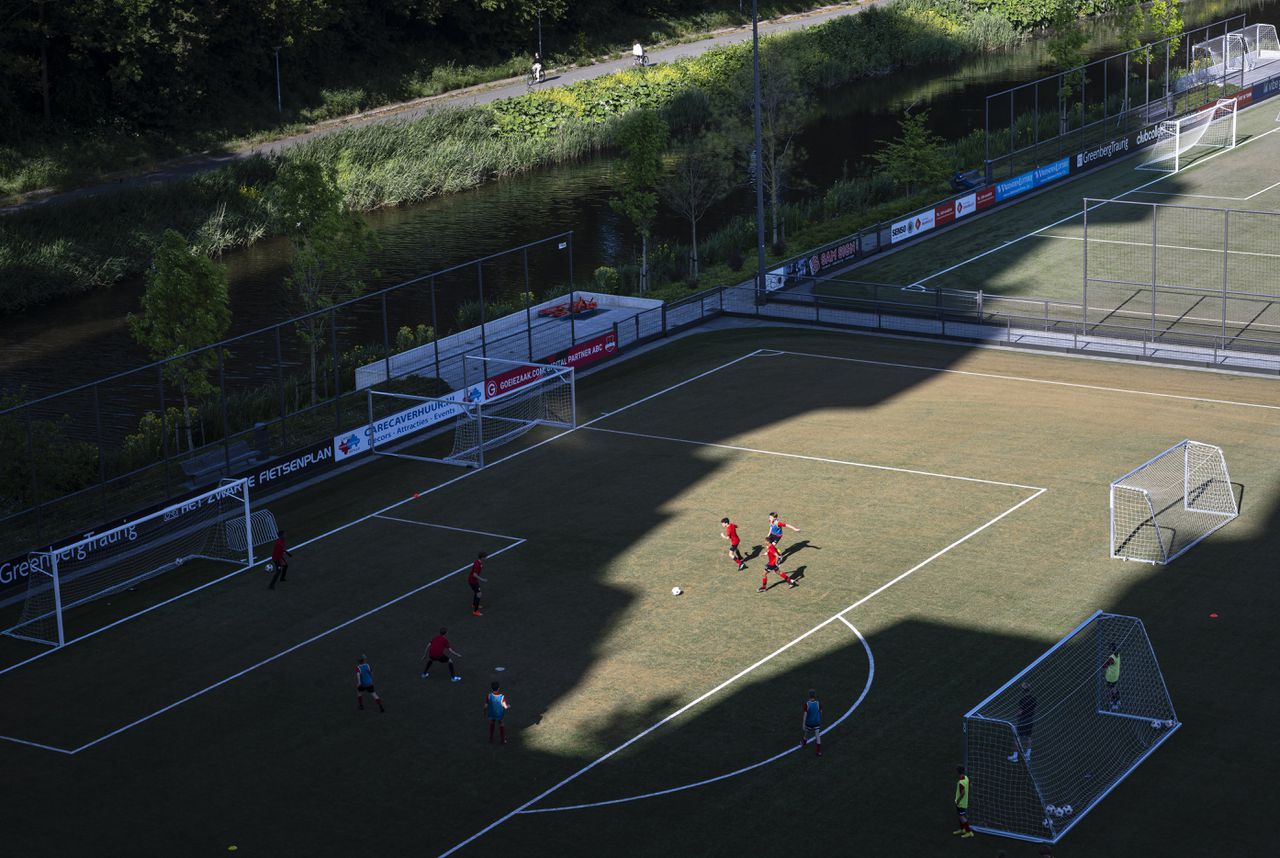 Commerciële voetbalscholen mogen Amsterdamse gemeentevelden niet zomaar meer gebruiken 