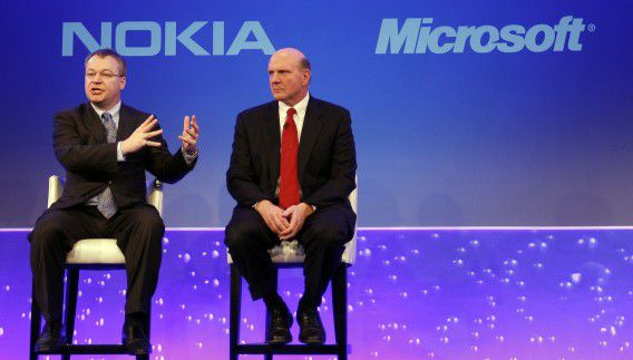 Op deze archieffoto uit 2011 zijn Nokia-topman Stephen Elop (links) en Microsoft-topman Steve Ballmer te zien bij de aankondiging van een strategisch partnerschap in Londen