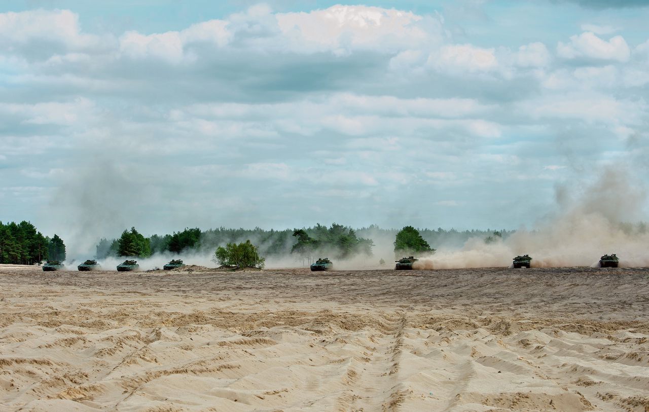 Tanks van verscheidene NAVO-landen trekken in formatie op, gisteren tijdens de oefening Noble Jump in Zagan, in het zuidwesten van Polen.