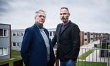 Henk Wolthof (links) en Cor de Lange hebben te maken met steeds terugkerende ‘veiligelanders’. „Het is een voortdurend schaakspel met die gasten, ze kennen de regels.”