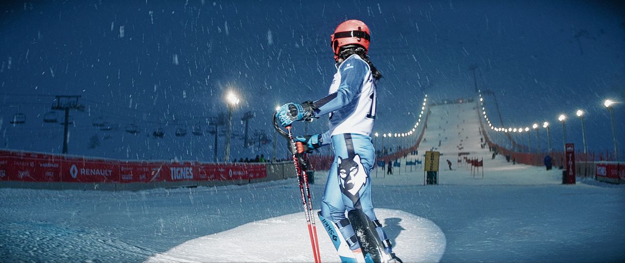 De 15-jarige Lyz (Noée Abita) snakt naar erkenning, in ‘Slalom’.