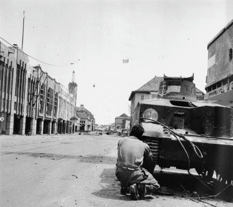 Tijdens de Bersiap vond op 10 november 1945 de Slag om Surabaya plaats. Hier zoekt een Brits-Indische militair dekking achter een kapotte tank.
