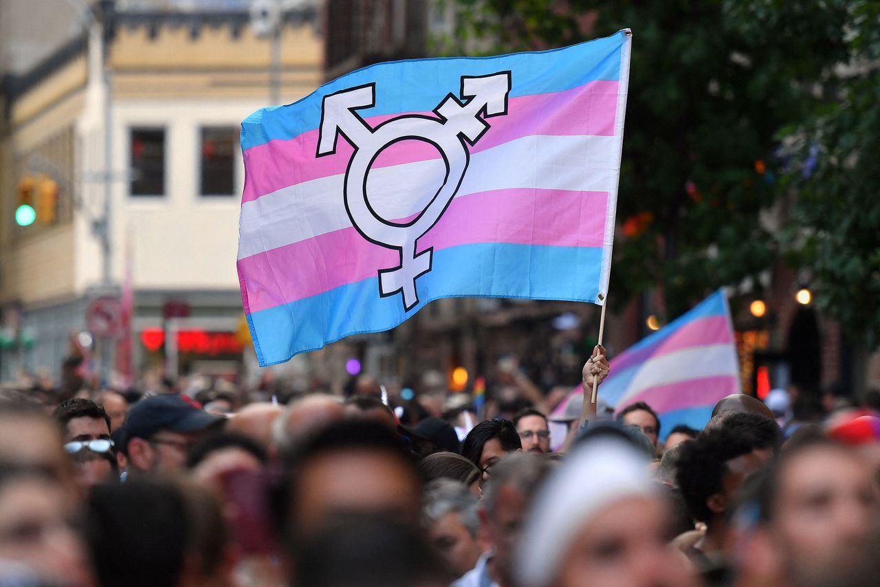 Een transgender pride-vlag bij een demonstratie bij de Stonewall Inn in New York