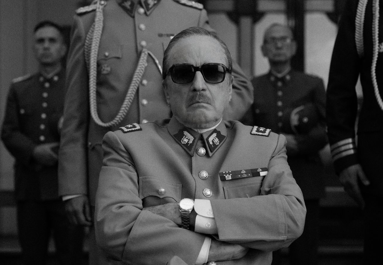 De Nederlandse fotograaf Chas Gerretsen maakte dé iconische foto van Pinochet: ‘Hij was een geboren acteur, hij keek recht in de lens’ 