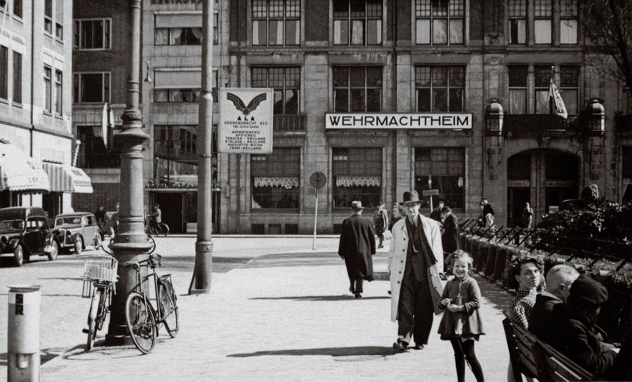 In elke Amsterdamse straat huisde de oorlog 