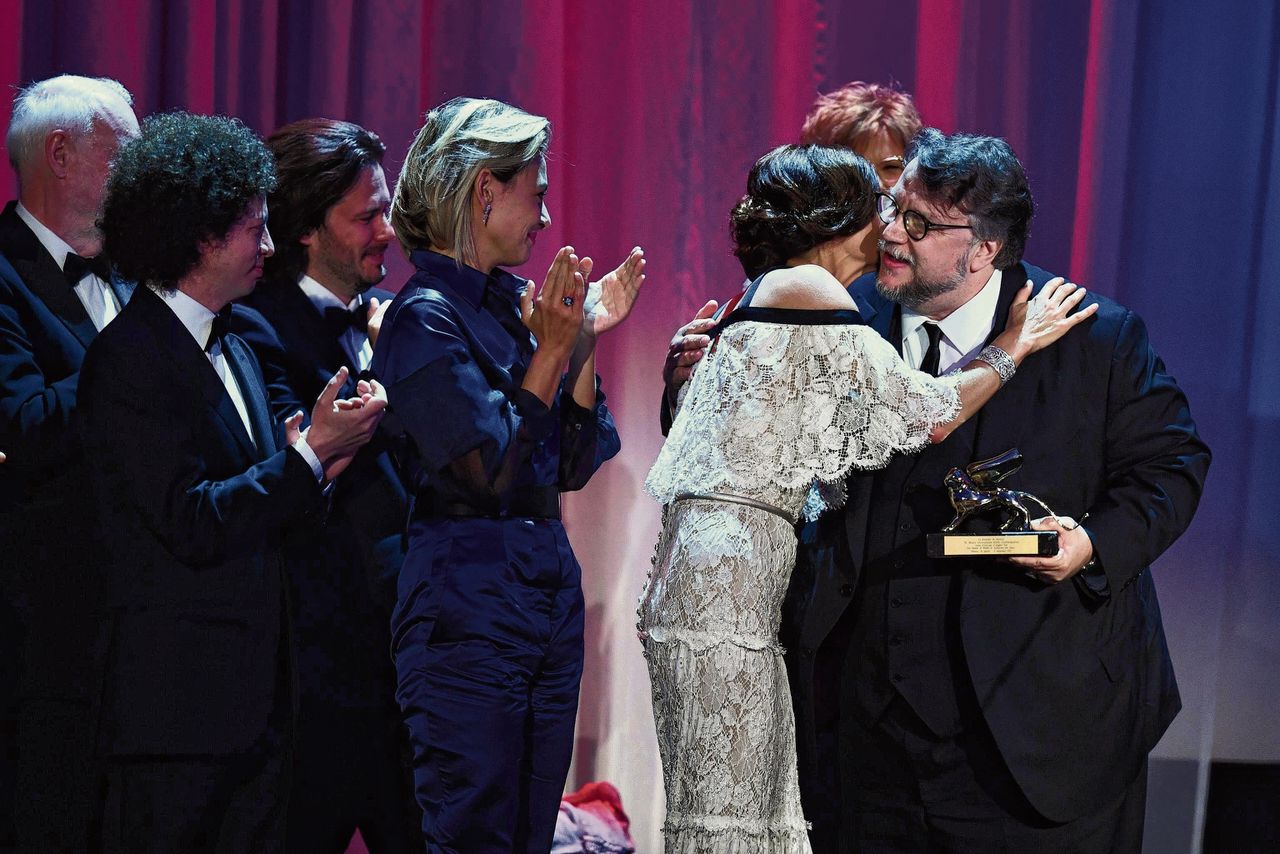 De jury van het Filmfestival Venetië feliciteert Hollywoodregisseur Guillermo del Toro met zijn Gouden Leeuw. De Britse actrice Charlotte Rampling poseert met de Volpi Cup, de prijs voor beste actrice.