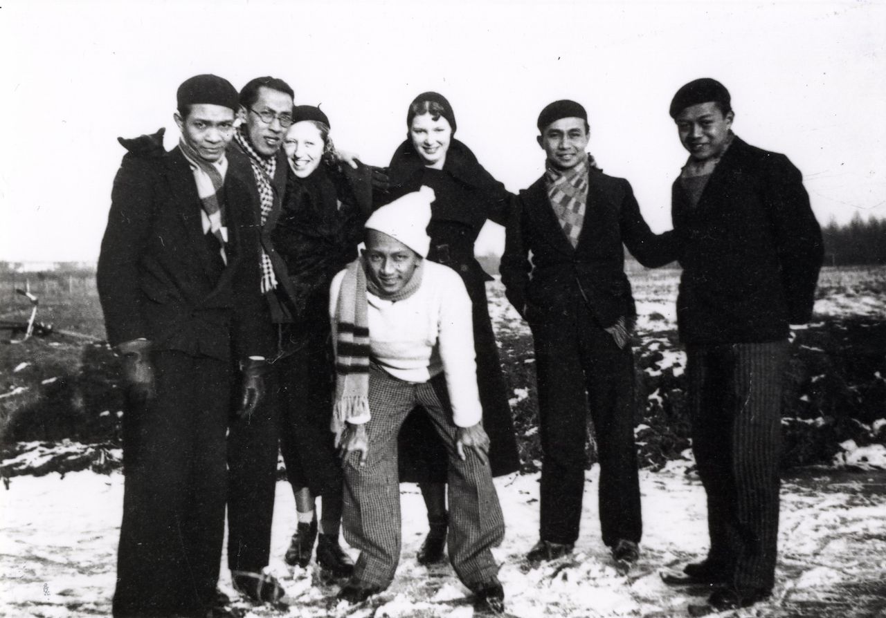 Foto uit 1932 van Indonesische studenten in Nederland. De latere regeringssecretaris Masdoelhak Nasoetion is tweede van rechts.