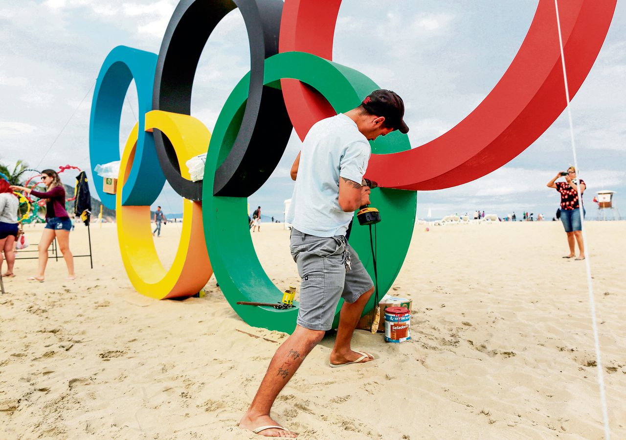 Arbeider op strand van Copacabana in Rio de Janeiro, afgelopen weekend