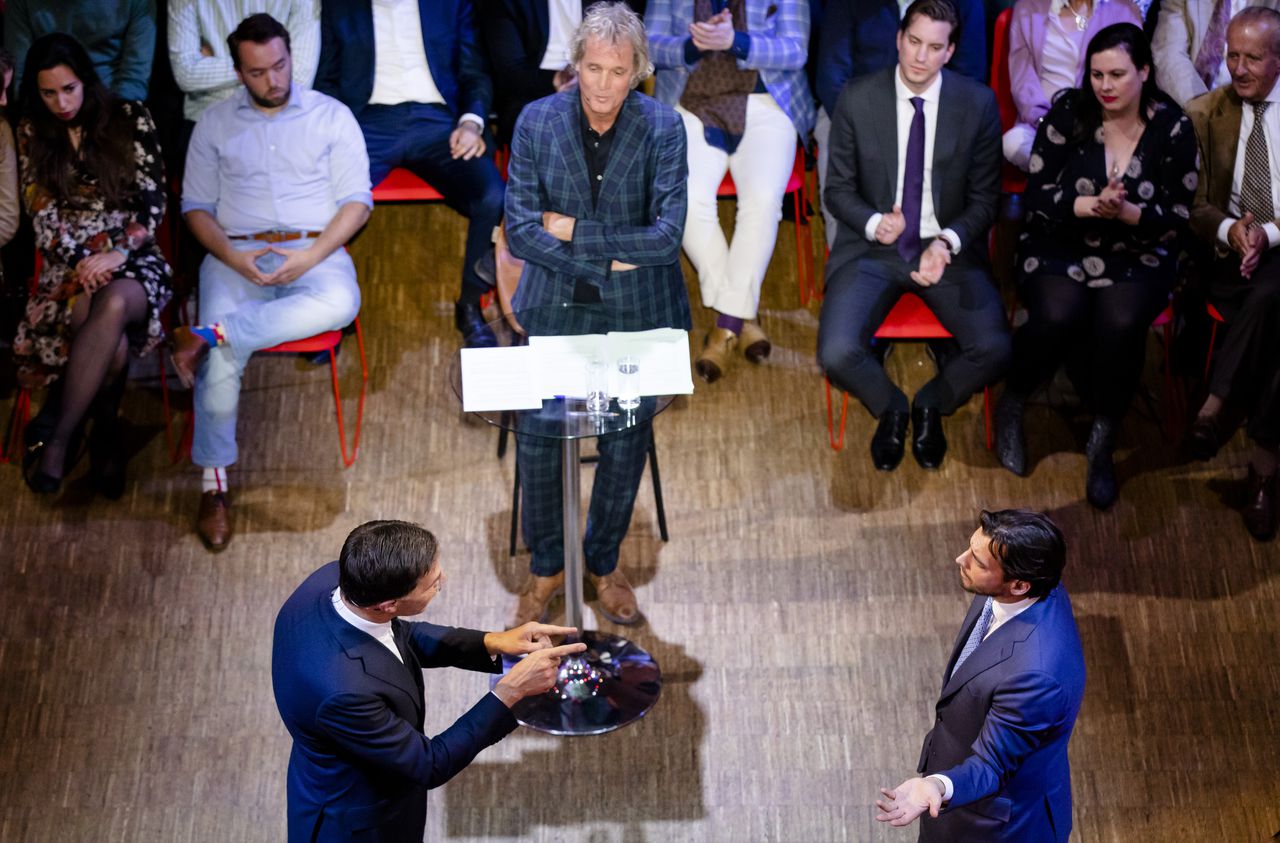 Thierry Baudet (FvD) en VVD-leider Mark Rutte tijdens het debat aan de vooravond van de Europese verkiezingen bij Pauw.