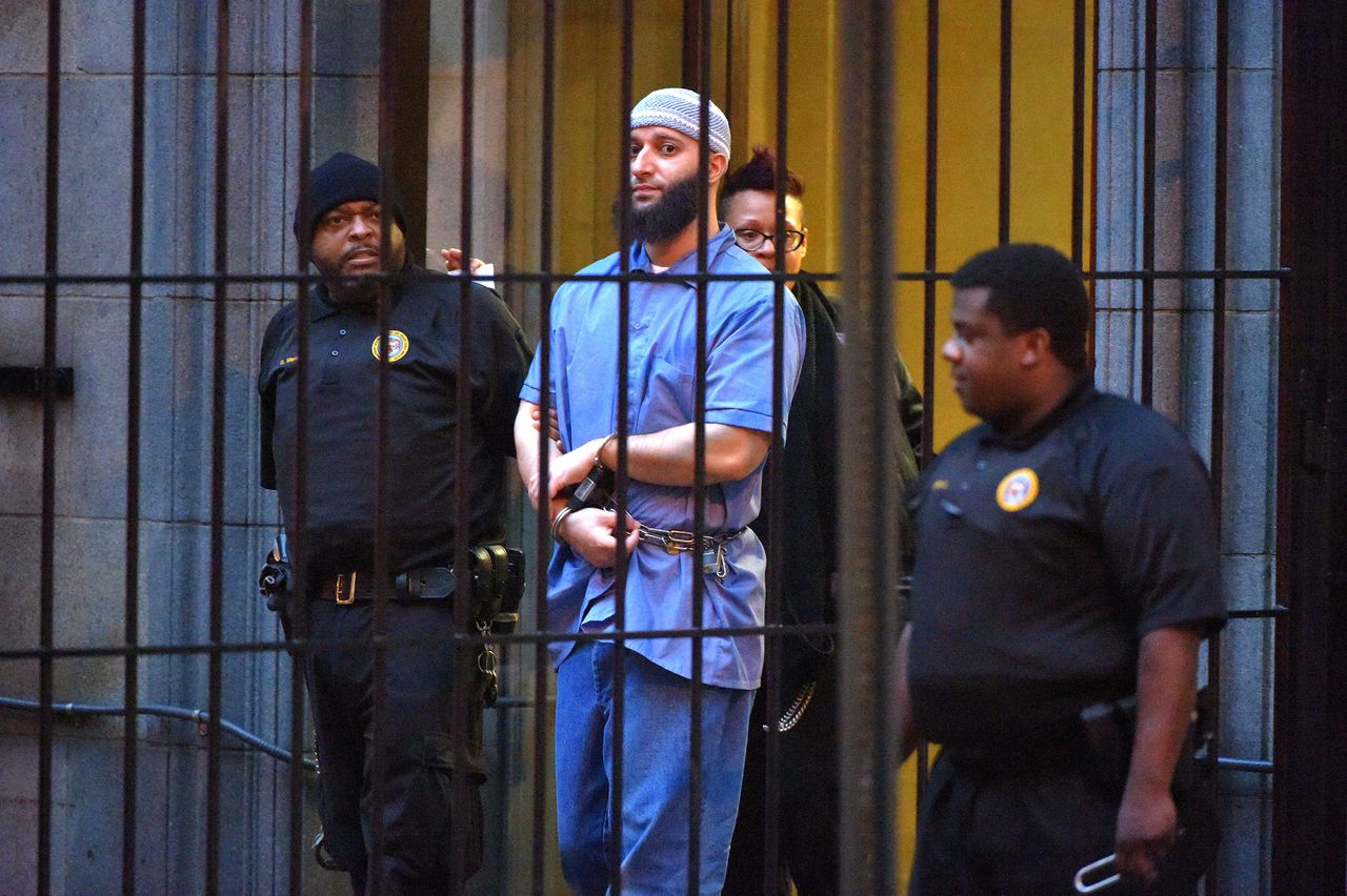 Adnan Syed, inmiddels 34 jaar oud, woensdag in de rechtszaal in Baltimore. De moordzaak waarin hij werd veroordeeld, stond centraal in podcast Serial. Foto Karl Merton Ferron / Baltimore Sun / Getty Images