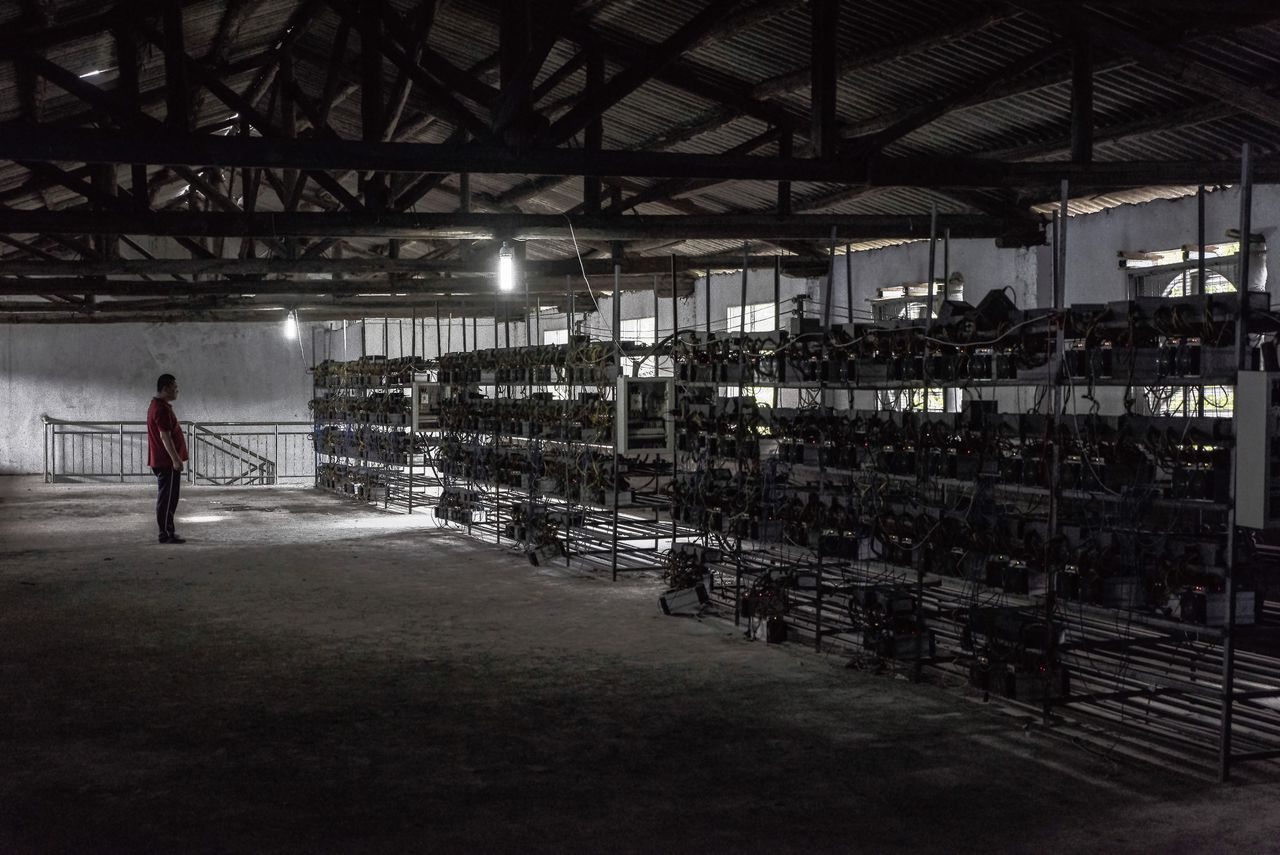 Bitcoin-mining-computers, bij een serverbedrijf in de Chinese provincie Guizhou. Dit soort servers staan wereldwijd op plekken waar energie goedkoop is of waar het koud is, zodat ze goedkoop gekoeld kunnen worden.