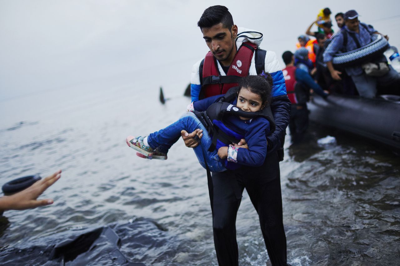 Een groep vluchtelingen komt aan op Lesbos.