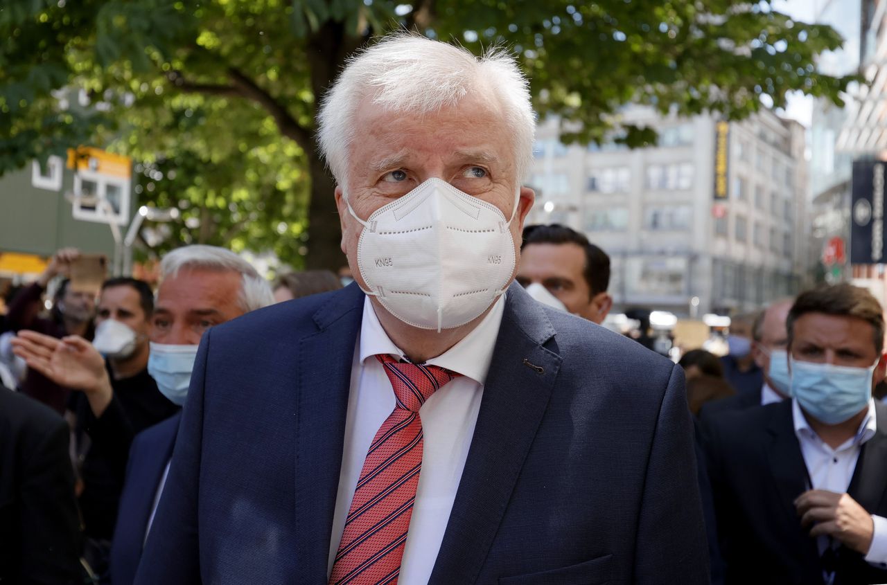 Minister van Binnenlandse Zaken Horst Seehofer met een mondkapje.