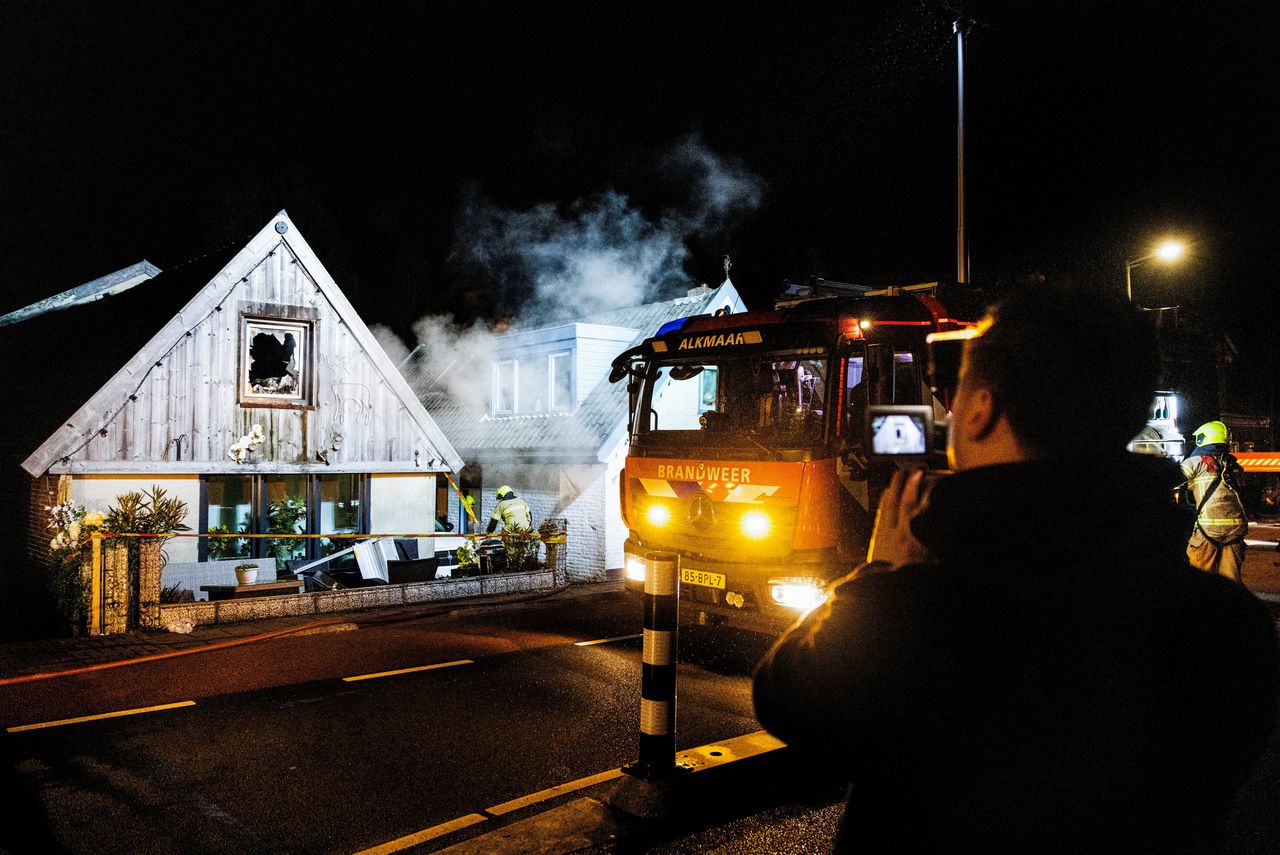 112-fotograaf Lorenzo Derksen filmt een kleine brand bij een woning in Koedijk.