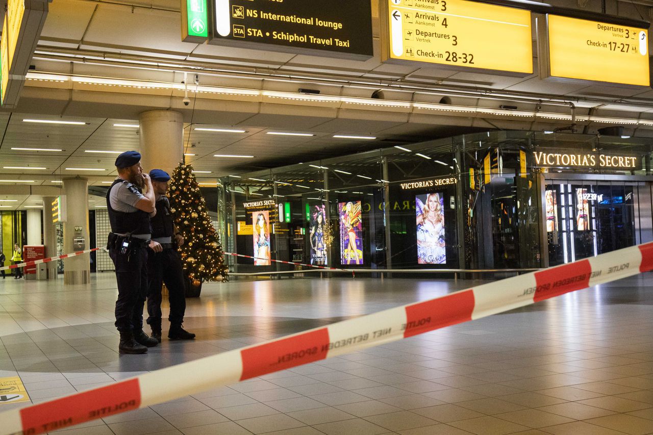 Marechaussee overmeestert man op Schiphol na dreiging bom 