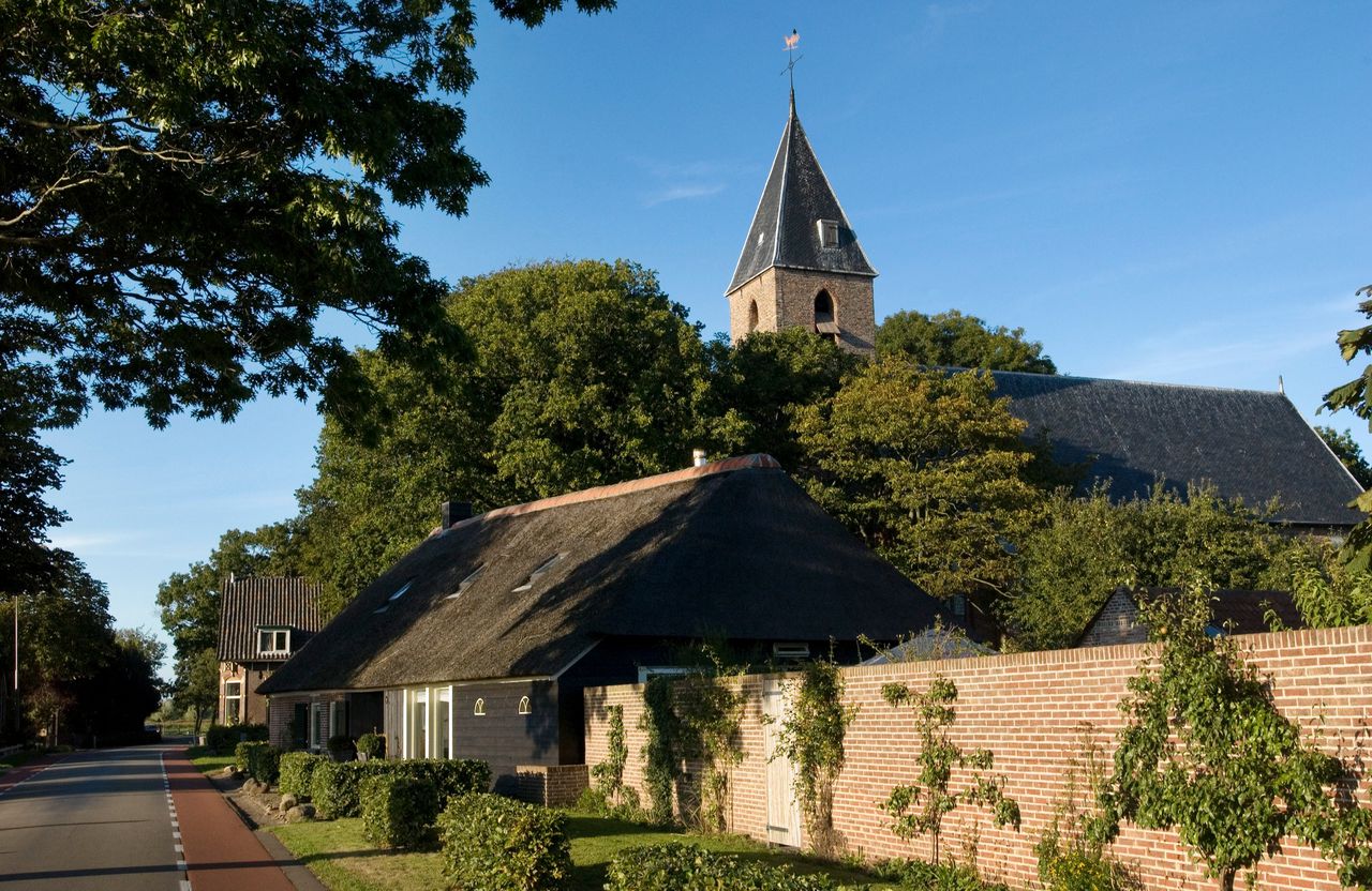 ‘Politie haalt vader en vijf kinderen uit kelder in Drenthe’ 