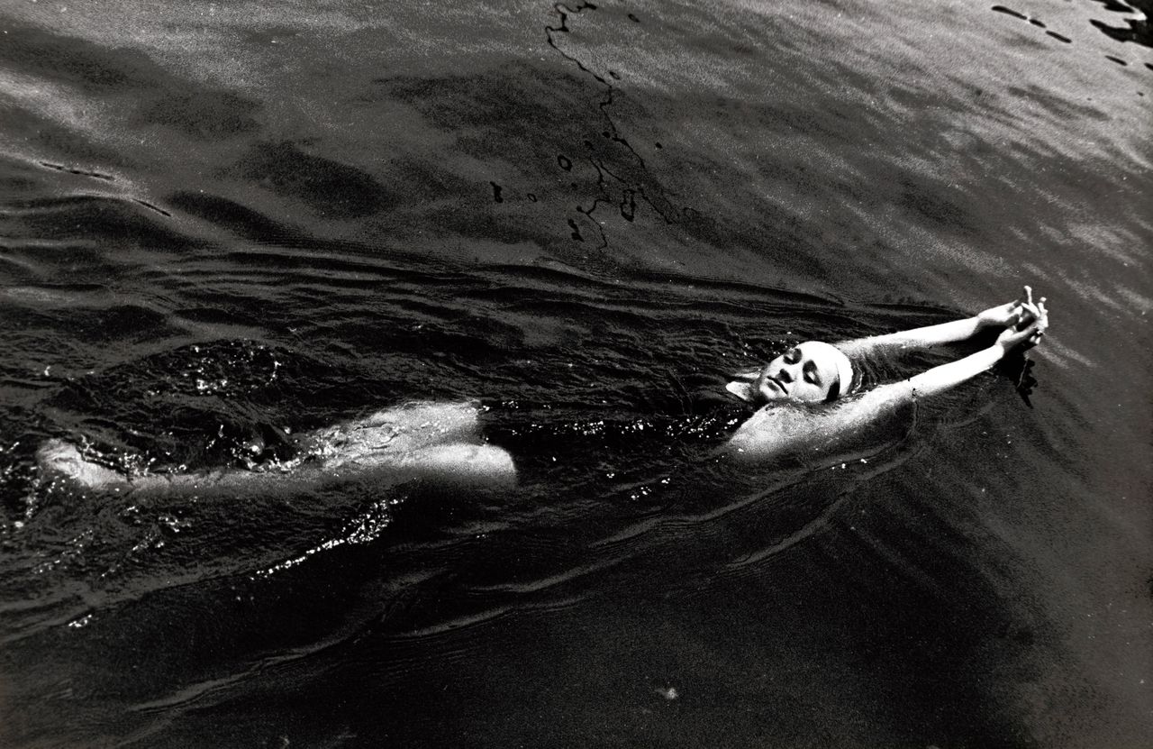 Zwemster Rie Mastenbroek tijdens de Olympische Spelen van Berlijn in 1936. De 100 meter rugslag was de enige van vier afstanden waarop ze met een zilveren medaille genoegen moest nemen.