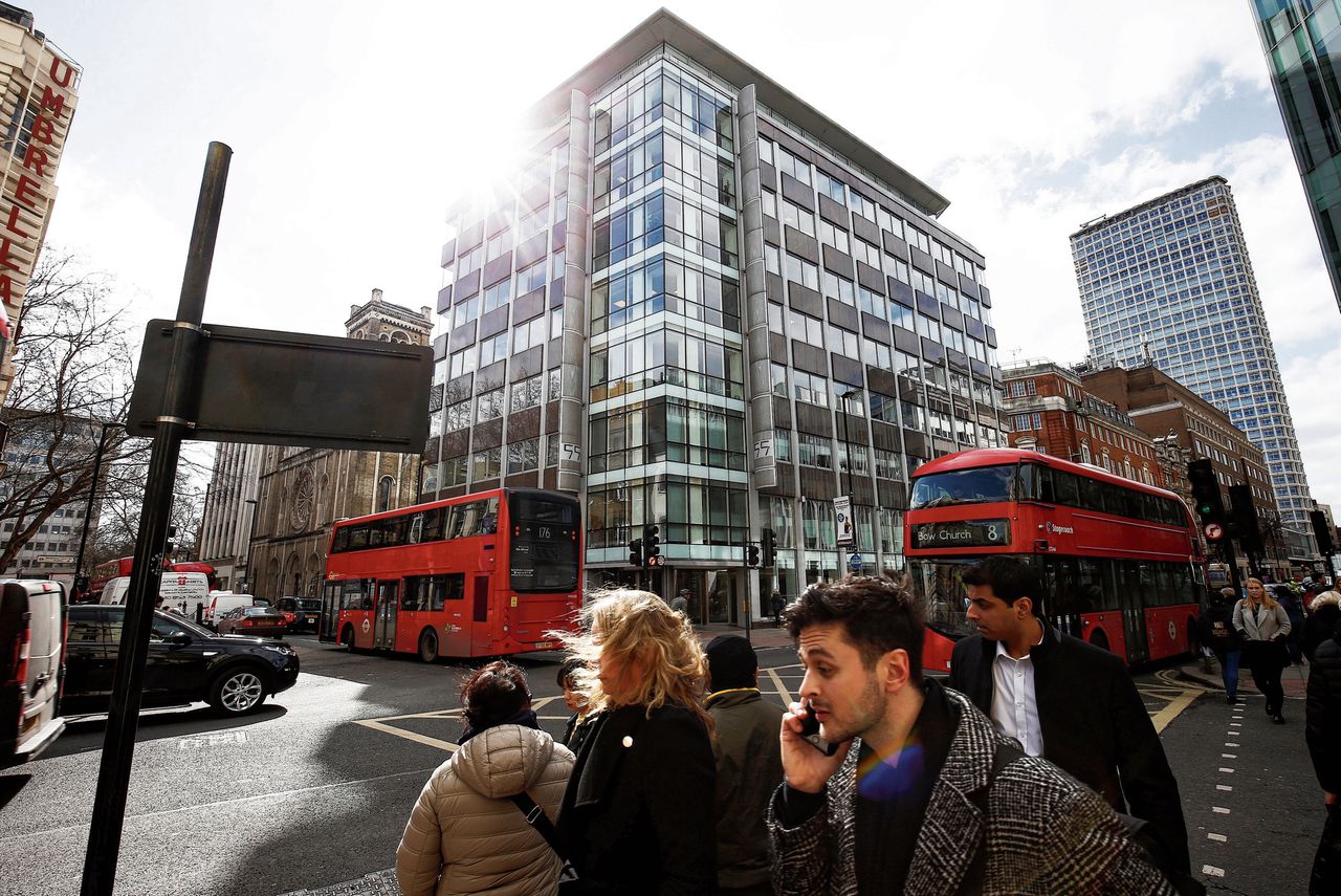 Het kantoor van Cambridge Analytica in Londen (boven). Alexander Nix (rechts), afgelopen dinsdag.