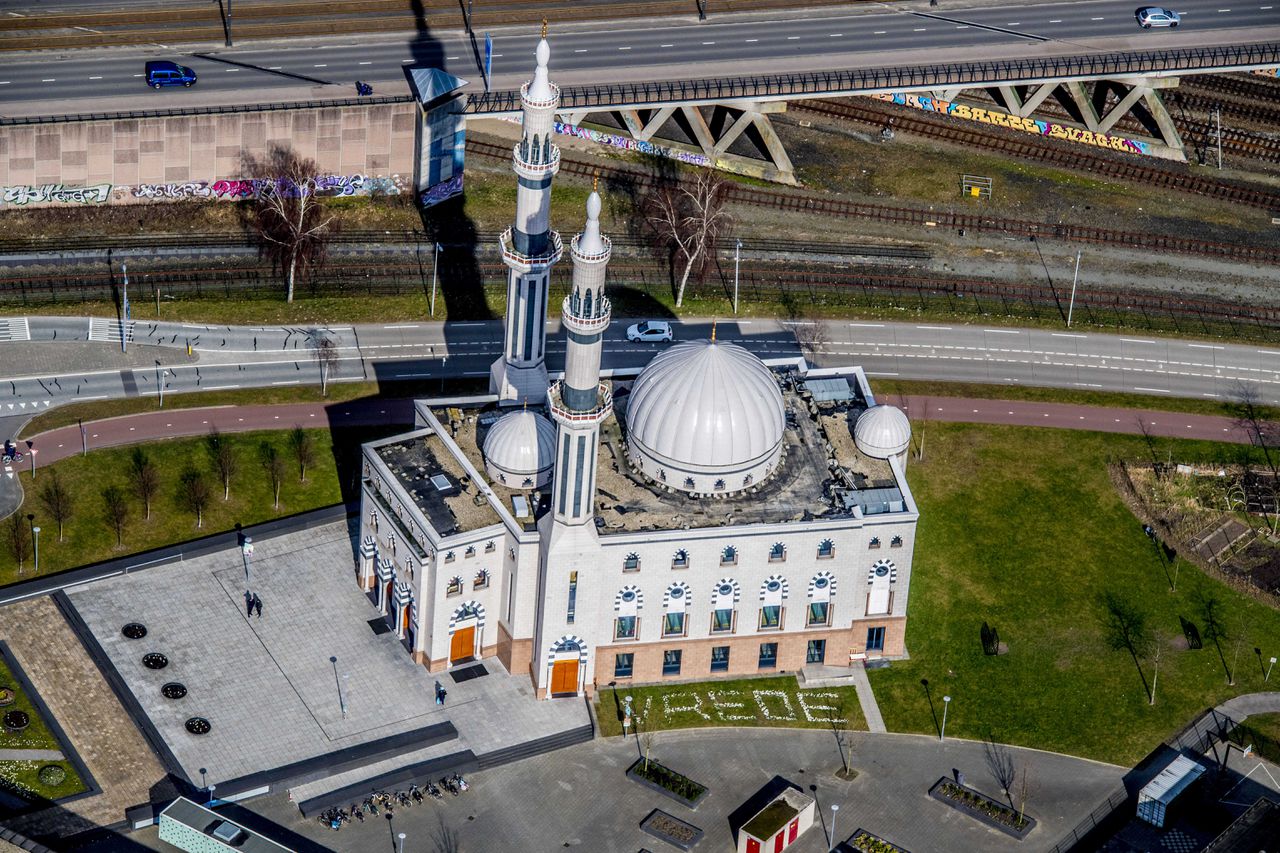 Een luchtfoto van de Essalam Moskee in de Rotterdamse wijk Feijenoord.