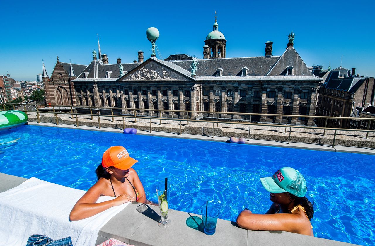 Het rooftop-zwembad van W Amsterdam, een luxehotel aan de Spuistraat, met het Paleis op de Dam als overbuurman.