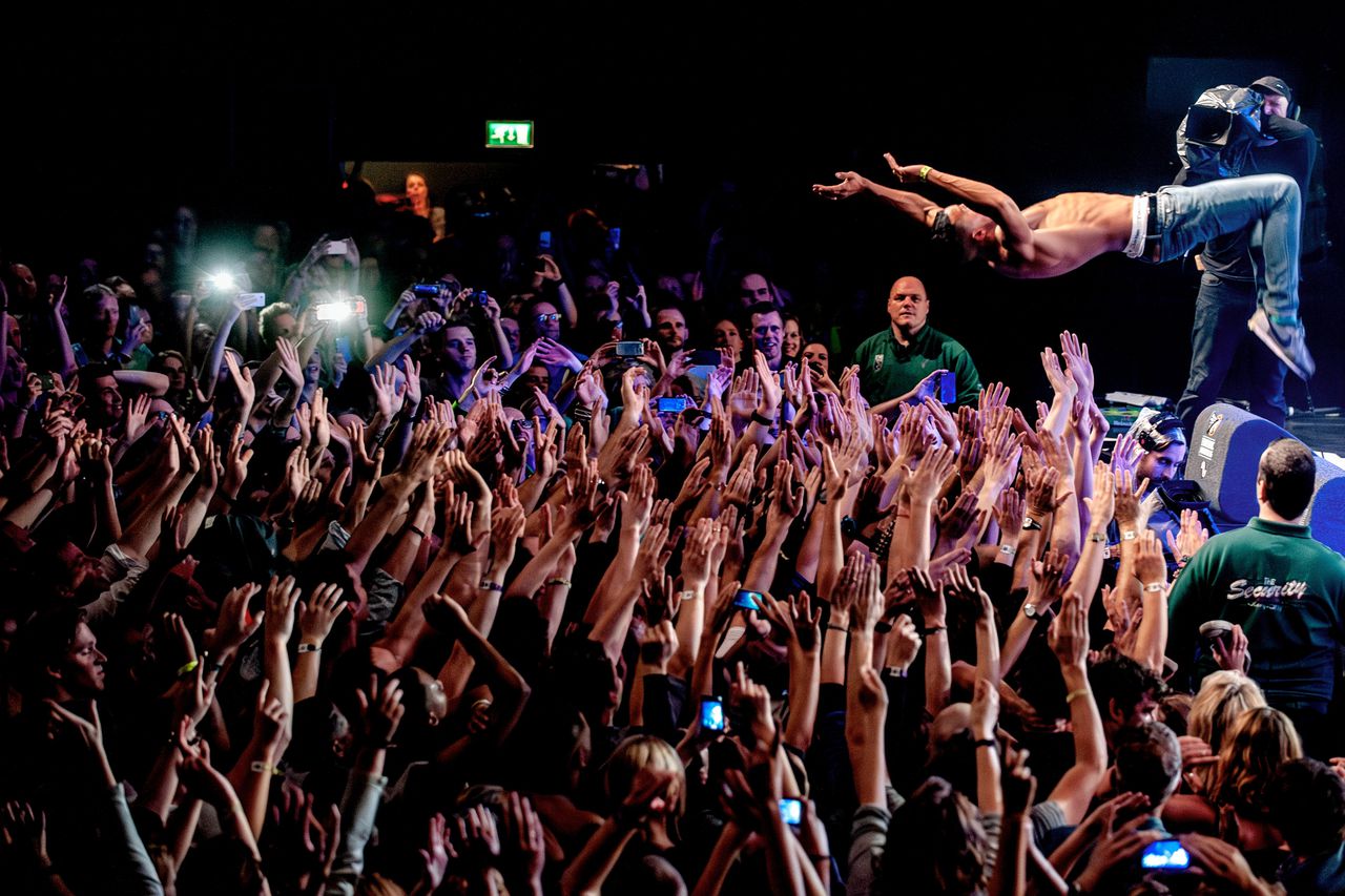 Extatische fans die tegen elkaar aanbeuken: hoe de moshpit de mainstream bereikte