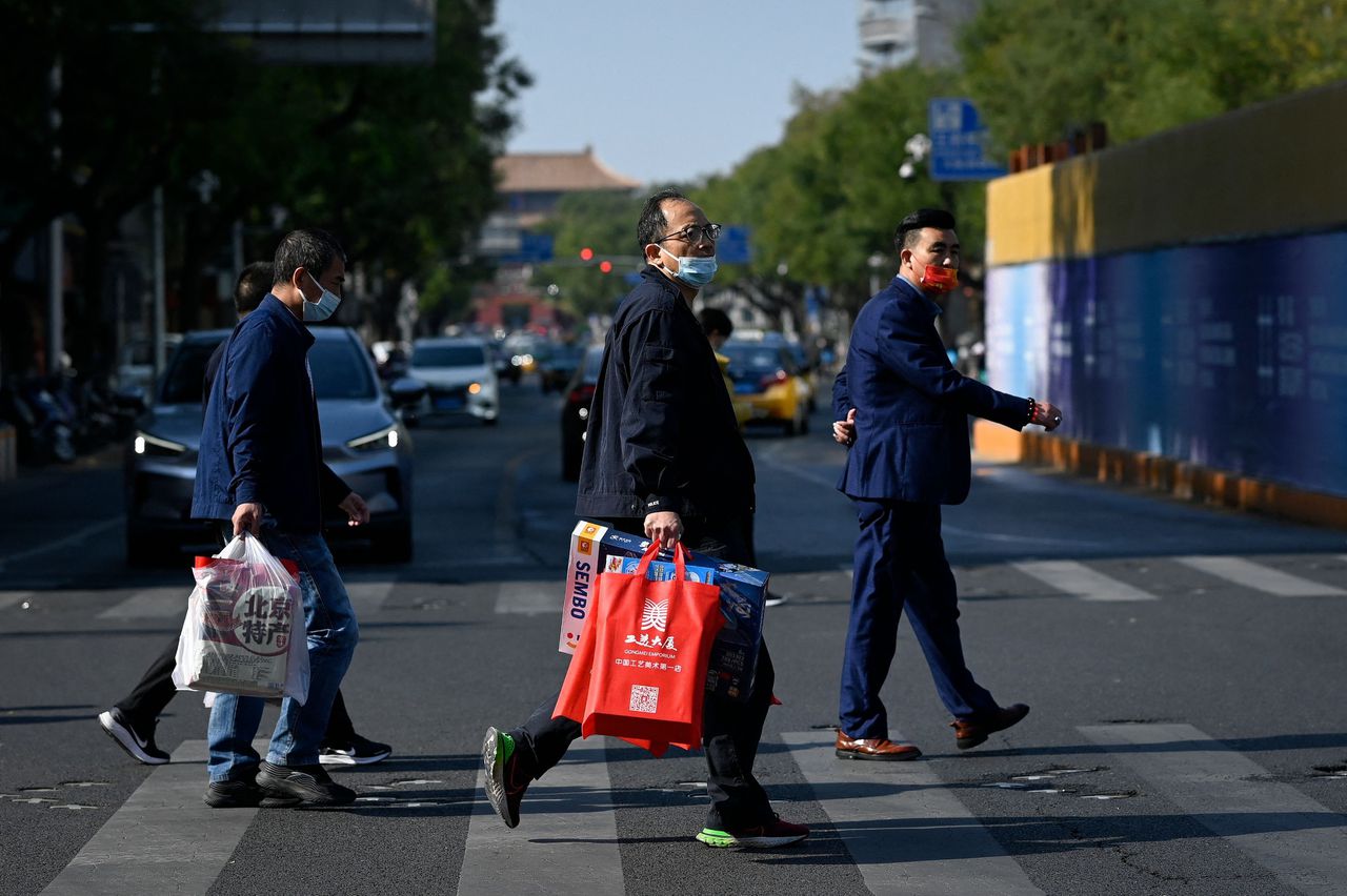 Winkelend publiek in het zakendistrict van de Chinese hoofdstad Beijing.
