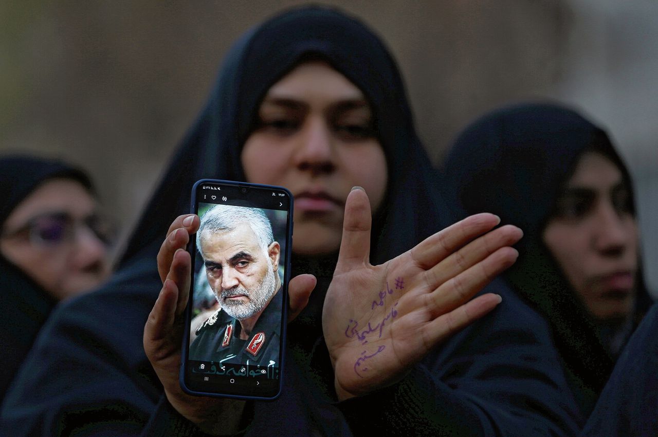 Iraanse vrouw protesteert tegen de aanslag op generaal Soleimani, voor het kantoor van de Verenigde Naties in Teheran. Foto WANA (via Reuters)