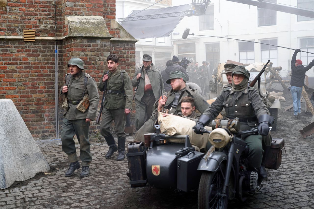 Op de set van oorlogsfilm ‘De Slag om de Schelde’: opnames van de aftocht van de Duitsers uit Vlissingen.