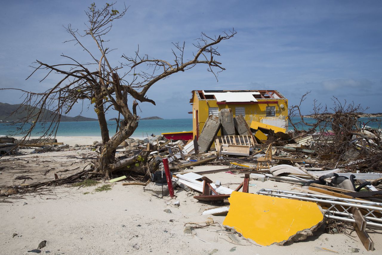 Ravage op het strand van Orient Bay, aangericht door de orkaan Irma op het Franse gedeelte van Sint Maarten, vlak bij de Nederlandse grens op het eiland.