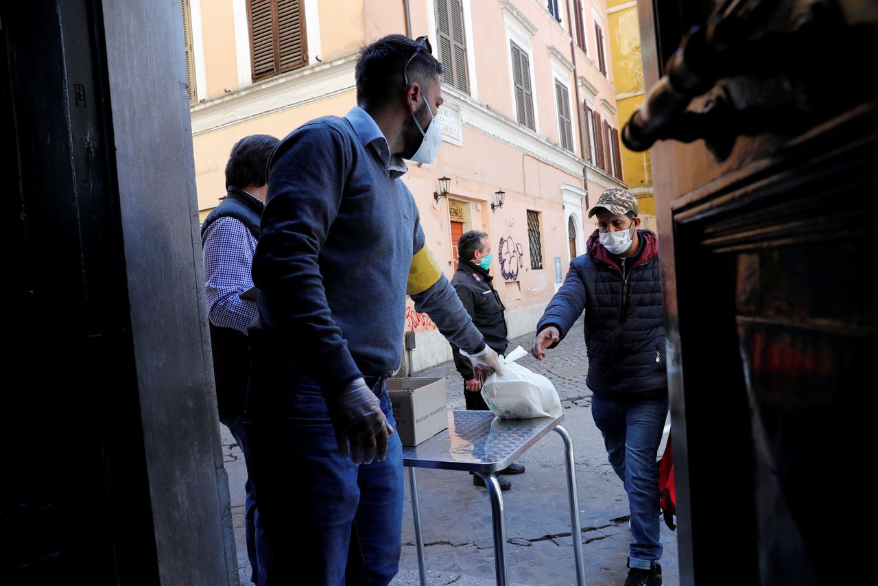 In Rome wordt voedsel uitgedeeld aan mensen die door de coronacrisis hun baan kwijt zijn geraakt.