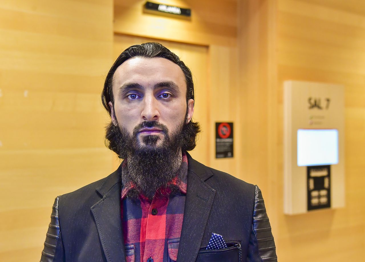 Toemso Abdoerachmanov in Stockholm in november 2020. Daar werd de zaak rondom een eerdere moordpoging op hem behandeld.