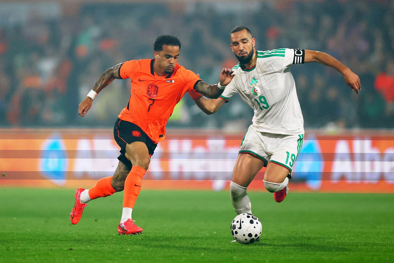 Pijnlijke nederlaag tegen Algerije in uitzwaaiwedstrijd Nederlands elftal voor WK. ‘Je ziet het verschil in hoe zij het beleven’