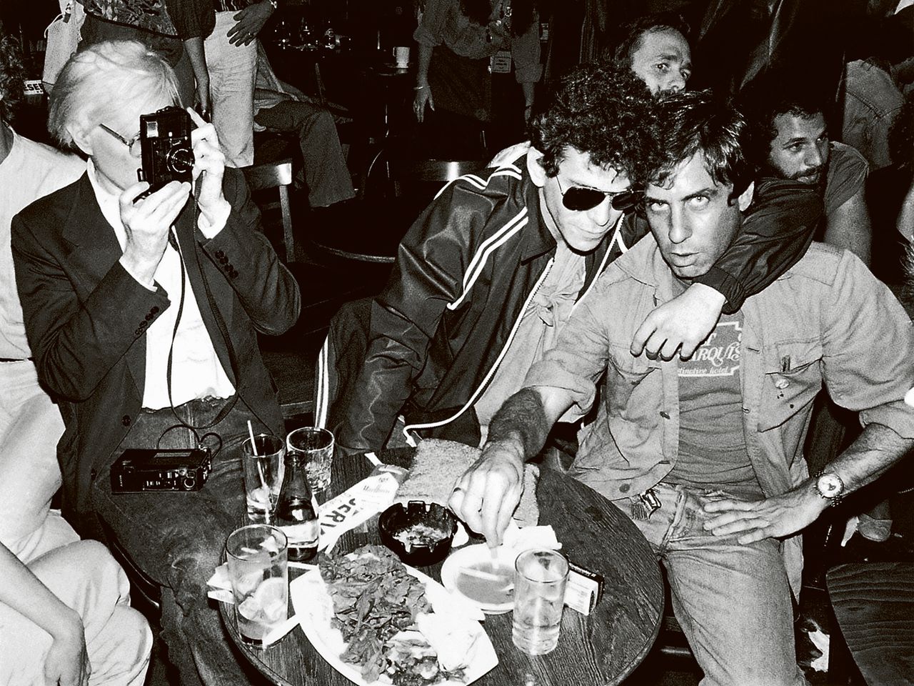 Uit de film ‘Danny Says’: Journalist, manager en rockersvriendDanny Fields (rechts) metAndy Warhol (links) enLou Reed (midden).