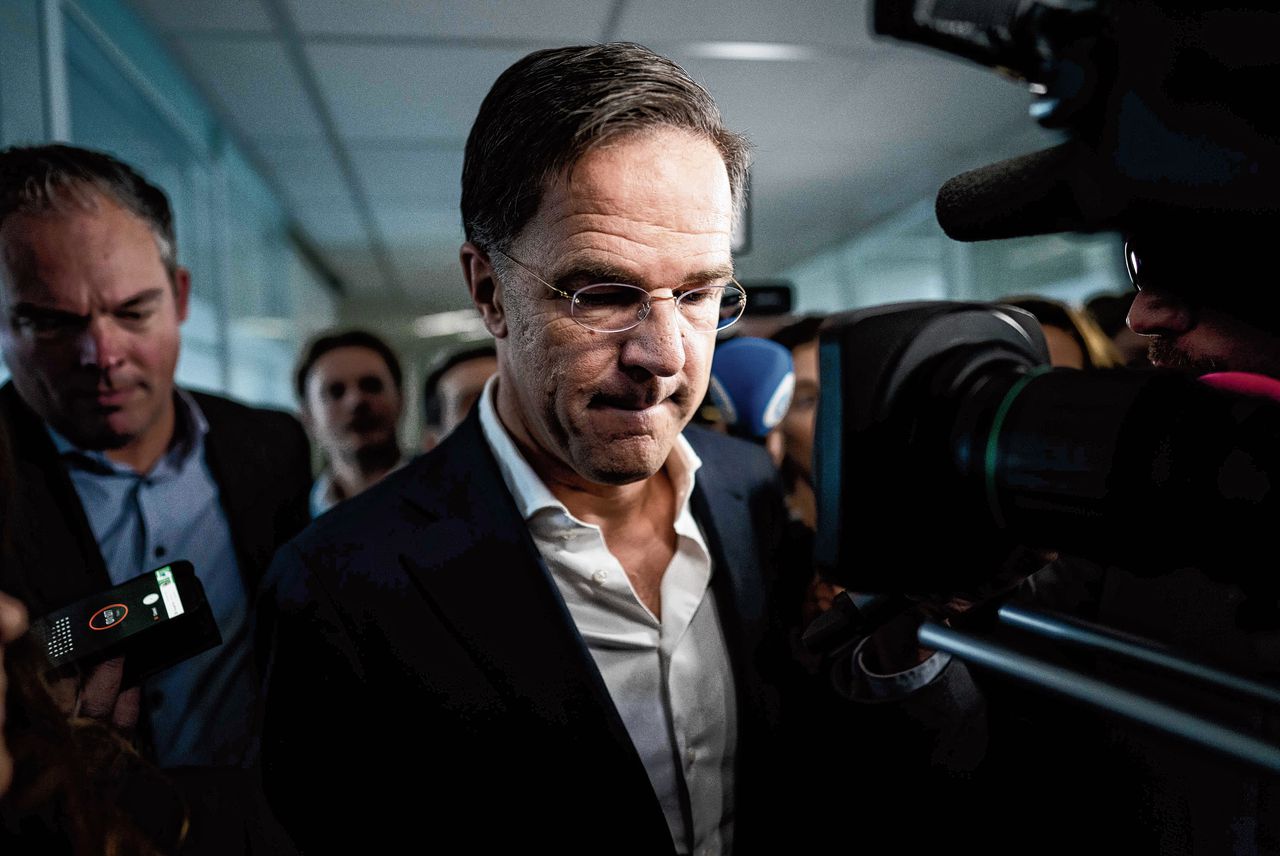 De tegenstand in de VVD-fractie had kunnen uitlopen op de val van Rutte IV, de gang bij de VVD in de Tweede Kamer stond dan ook urenlang vol met journalisten.