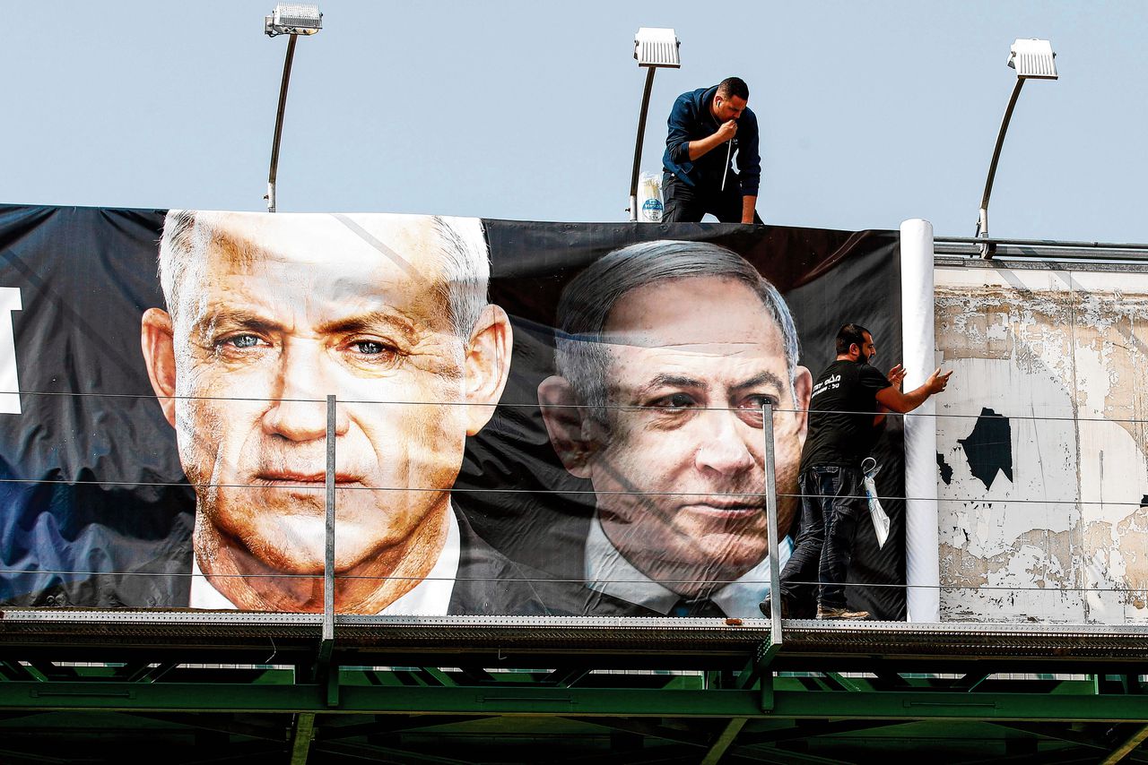 Een verkiezingsaffiche in Ramat Gan vorige maand: Benny Gantz (links) van oppositiepartij Blauw-Wit, met in zijn schaduw premier Benjamin Netanyahu.
