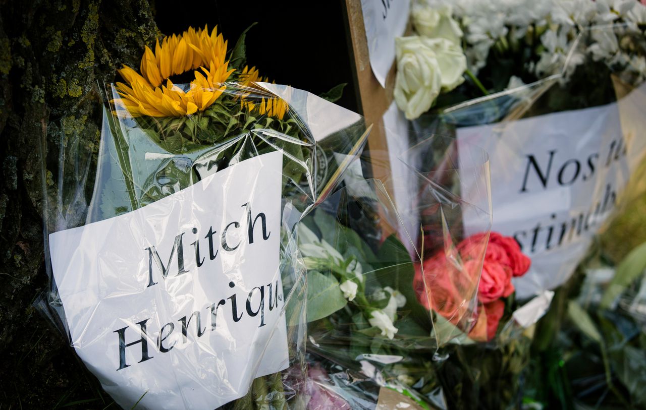 Bloemen bij plek waar Mitch Henriquez om het leven kwam in het Haagse Zuiderpark.