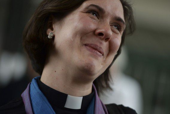 Dominee Kat Campion-Spall toont haar emoties na de stemming van de generale synode van de Church of England.