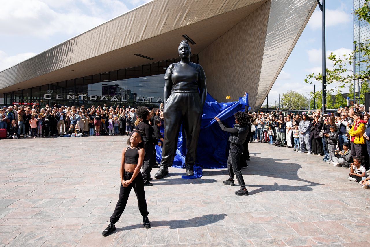 Dit beeld van een zwarte vrouw viert onovertroffen het gewone, moderne Nederland 