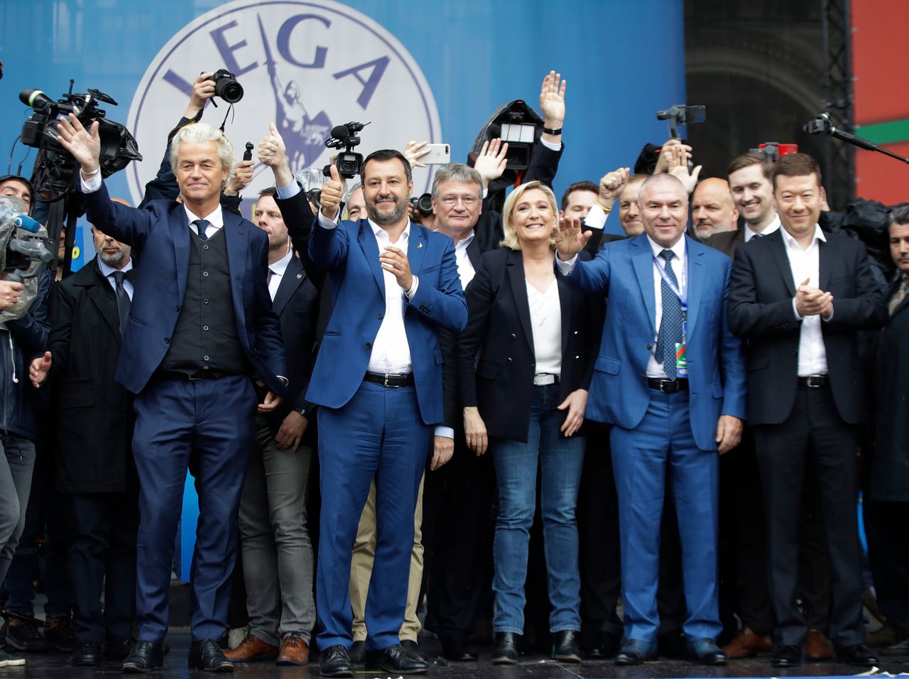 De ‘patriottische’ bijeenkomst van eurosceptische partijen, zaterdag in Milaan: v.l.n.r. Geert Wilders (PVV, Nederland), Matteo Salvini (Lega, Italië), Jörg Meuthen (AfD, Duitsland) Marine Le Pen (RN, Frankrijk), Vaselin Marehki (Volya, Bulgarije) en Tomio Okamura (PSD, Tsjechië).