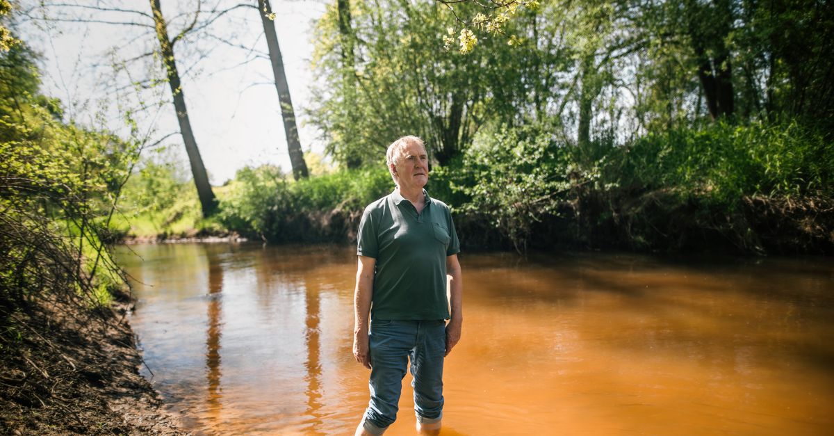 Theo Spek kan het landschap lezen als geen ander. Tijdens een tocht door Twente leest hij er uit voor