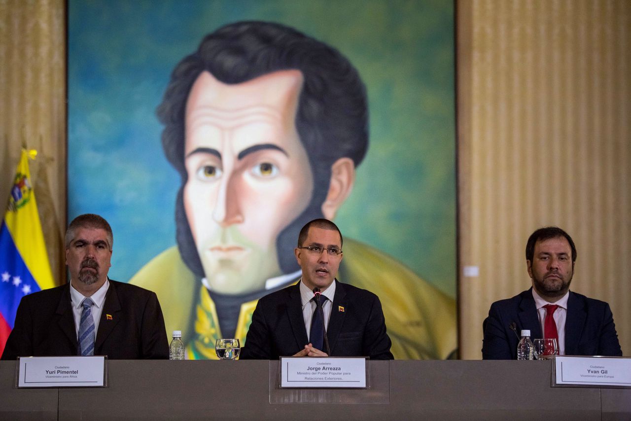 Yván Gil (uiterst rechts) tijdens een diplomatieke bijeenkomst in Caracas, afgelopen december.