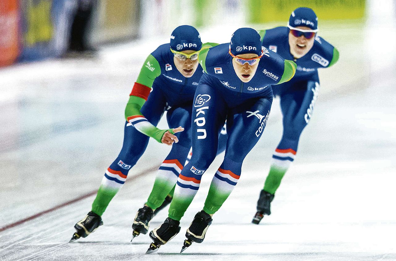 Marrit Leenstra, Ireen Wüst en Marije Joling van Team Nederland in actie tijdens de ploegachtervolging.
