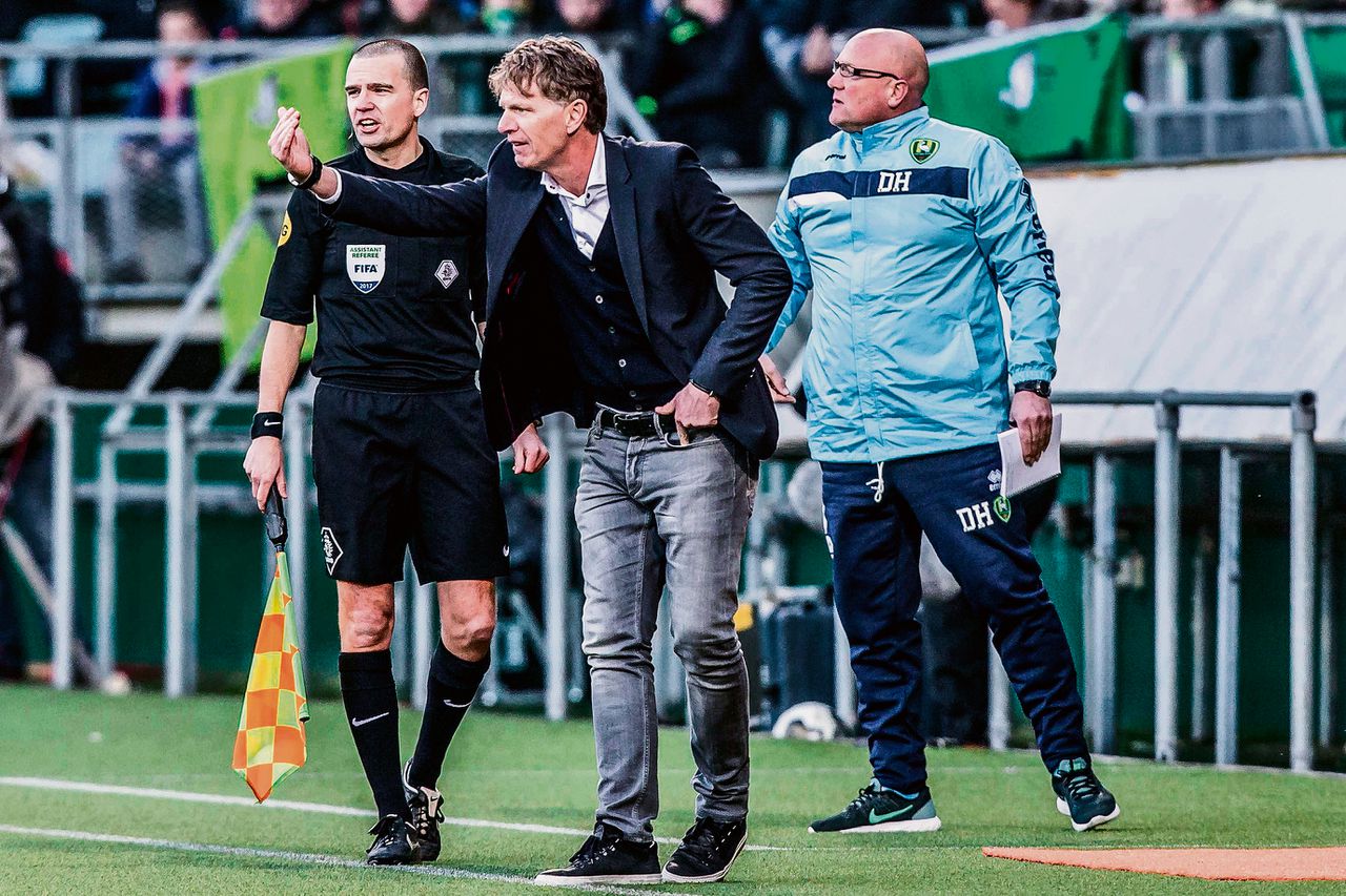 De nieuwe trainer, Alfons Groenendijk, zondag in het duel met Feyenoord (linker foto). De club uit Rotterdam won met 1-0.