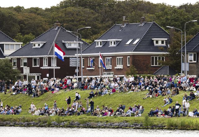 Publiek langs de kant tijdens de SAIL-In Parade, op de eerste dag van SAIL2025. Het tienjarig jubileum van SAIL valt dit jaar samen met het 750-jarig bestaan van de stad Amsterdam. 

