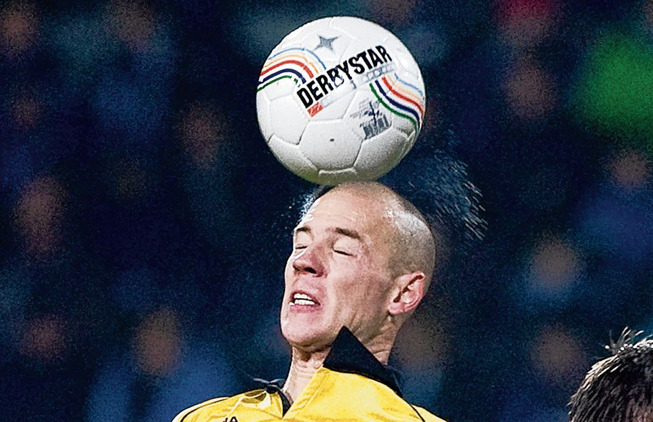 Er is in Nederland geen limiet op kopballen, al zegt de voetbalbond KNVB wel: train er niet té veel op.