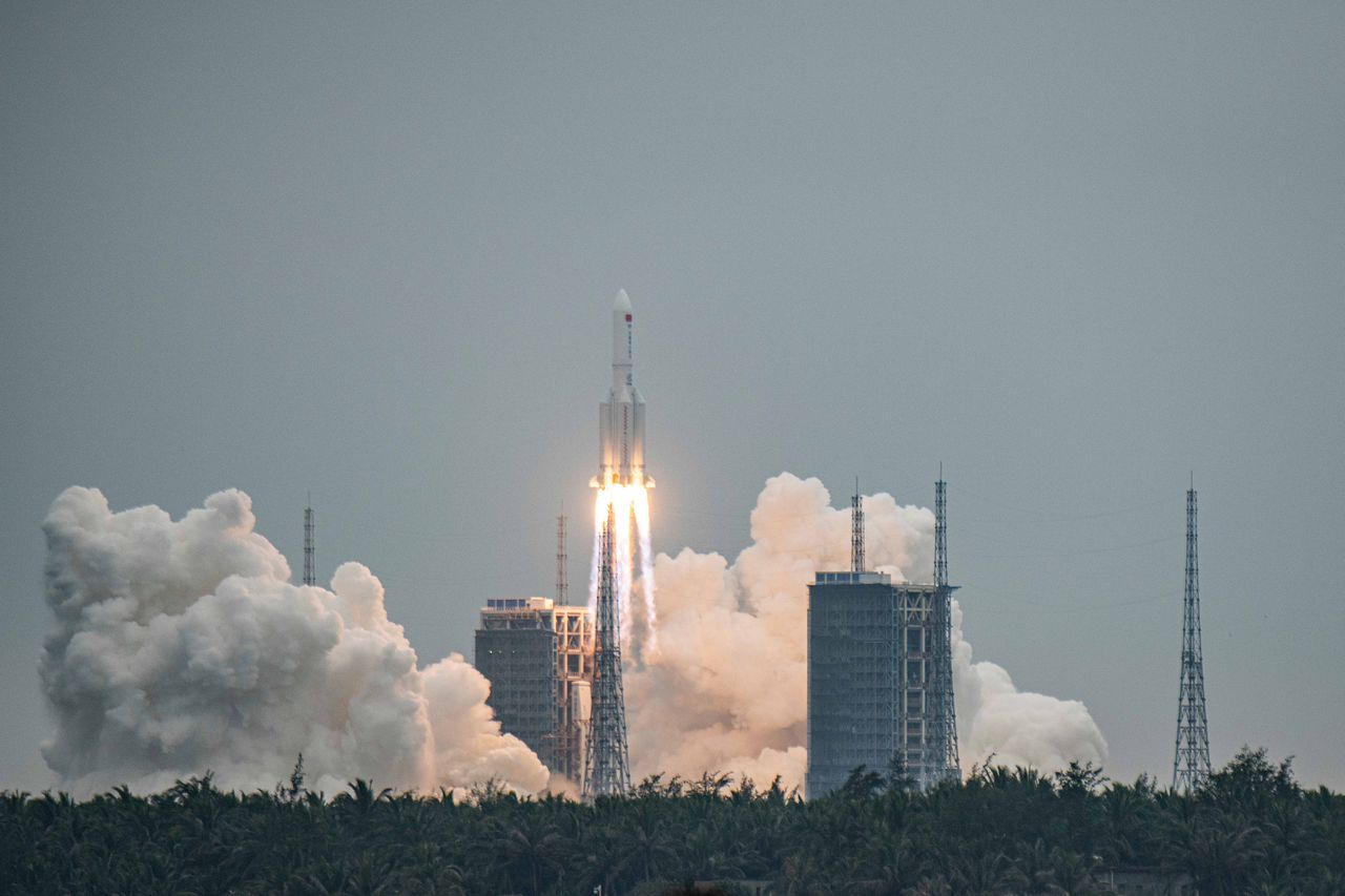 De lancering van de Lange Mars 5B-raket op 29 april 2021 vanaf de Wenchang-lanceerinstallatie in China