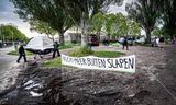 Sympathisanten van Stichting Migreat zetten  op 17 mei hun tent neer bij het aanmeldcentrum in Ter Apel om daar de nacht door te brengen. Ze  roepen op tot een humaner asielbeleid.