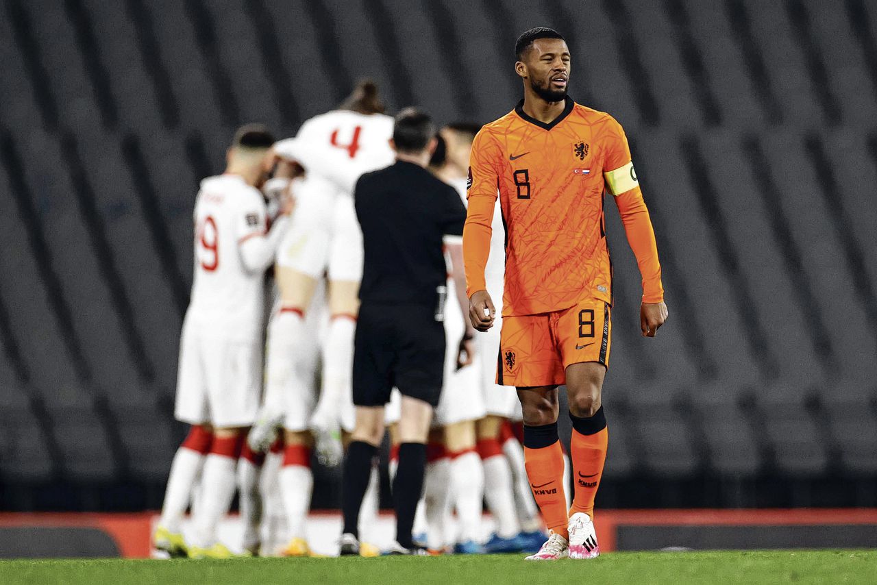 Georginio Wijnaldum reageert gelaten op een treffer van de Turkse ploeg tegen Oranje.