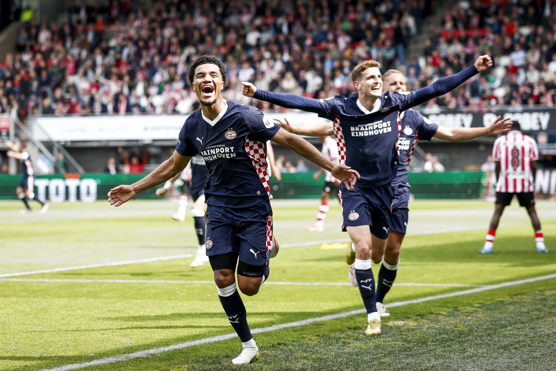 Net op tijd overwint superieur PSV de gemakzucht en wordt kampioen - NRC